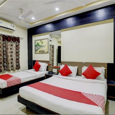 Hotel Krishna Palace Αχμπανταμπάντ Εξωτερικό φωτογραφία