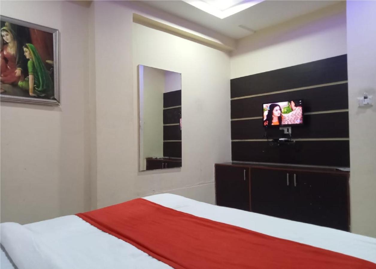 Hotel Krishna Palace Αχμπανταμπάντ Εξωτερικό φωτογραφία