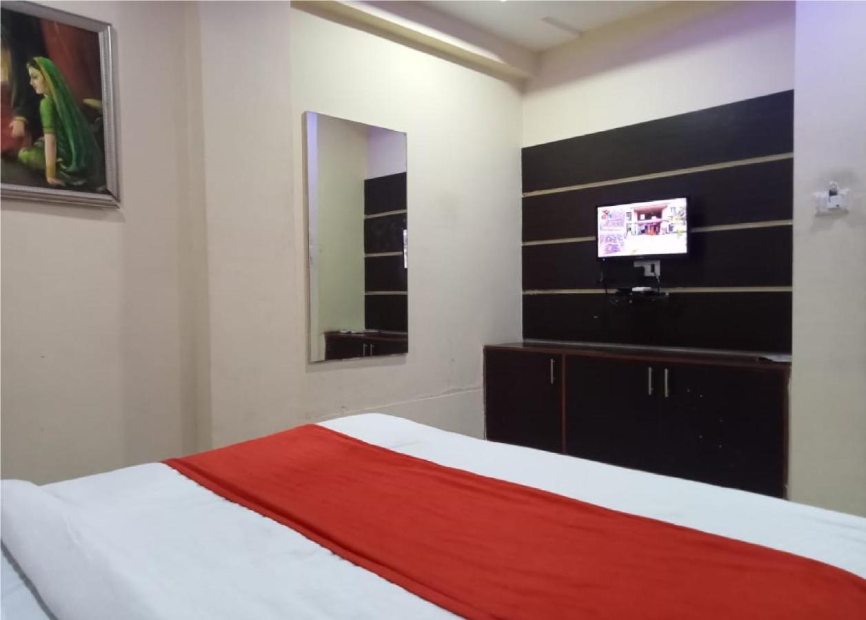 Hotel Krishna Palace Αχμπανταμπάντ Εξωτερικό φωτογραφία