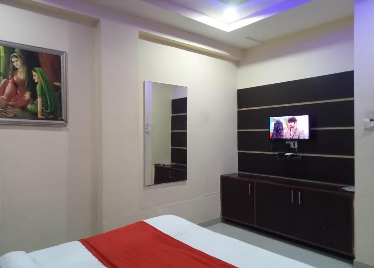 Hotel Krishna Palace Αχμπανταμπάντ Εξωτερικό φωτογραφία