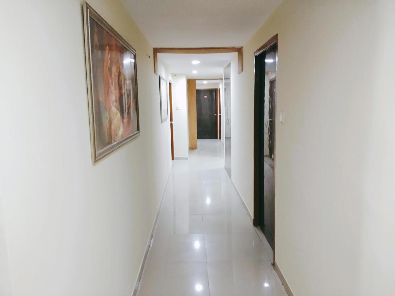 Hotel Krishna Palace Αχμπανταμπάντ Εξωτερικό φωτογραφία