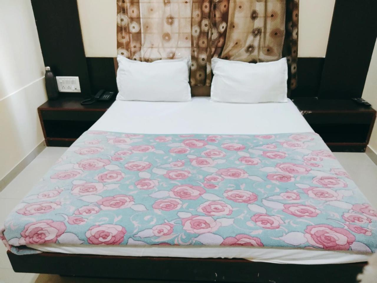 Hotel Krishna Palace Αχμπανταμπάντ Εξωτερικό φωτογραφία